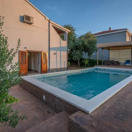 Lahor With Private Pool Vila
