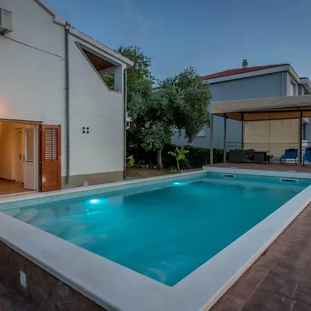 Lahor With Private Pool