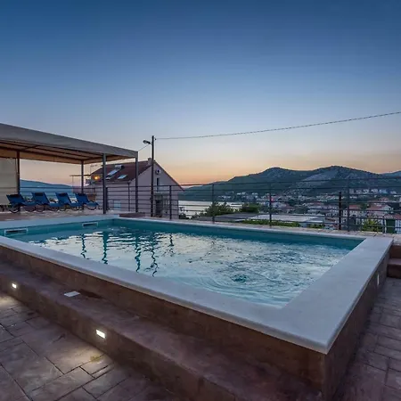 Lahor With Private Pool Vila