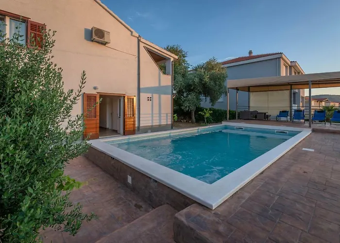 Lahor With Private Pool Villa