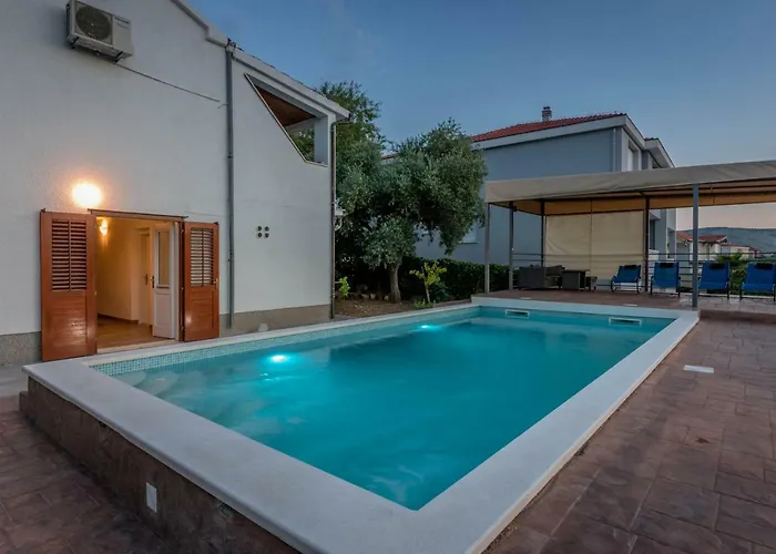 Lahor With Private Pool